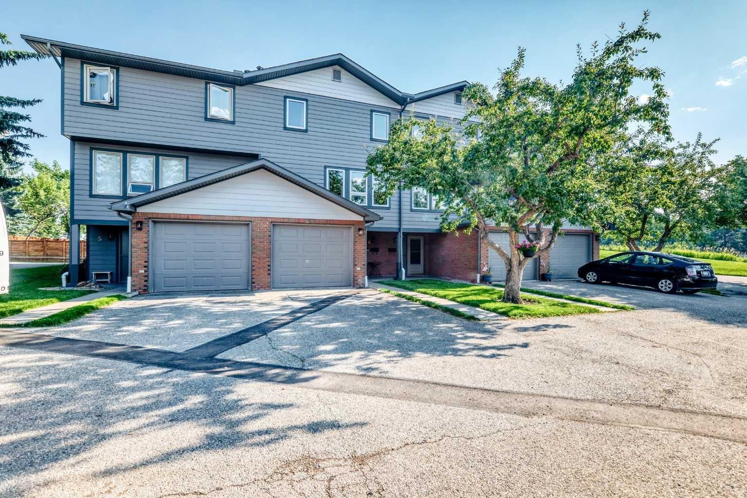 6, 64 woodacres Crescent SW