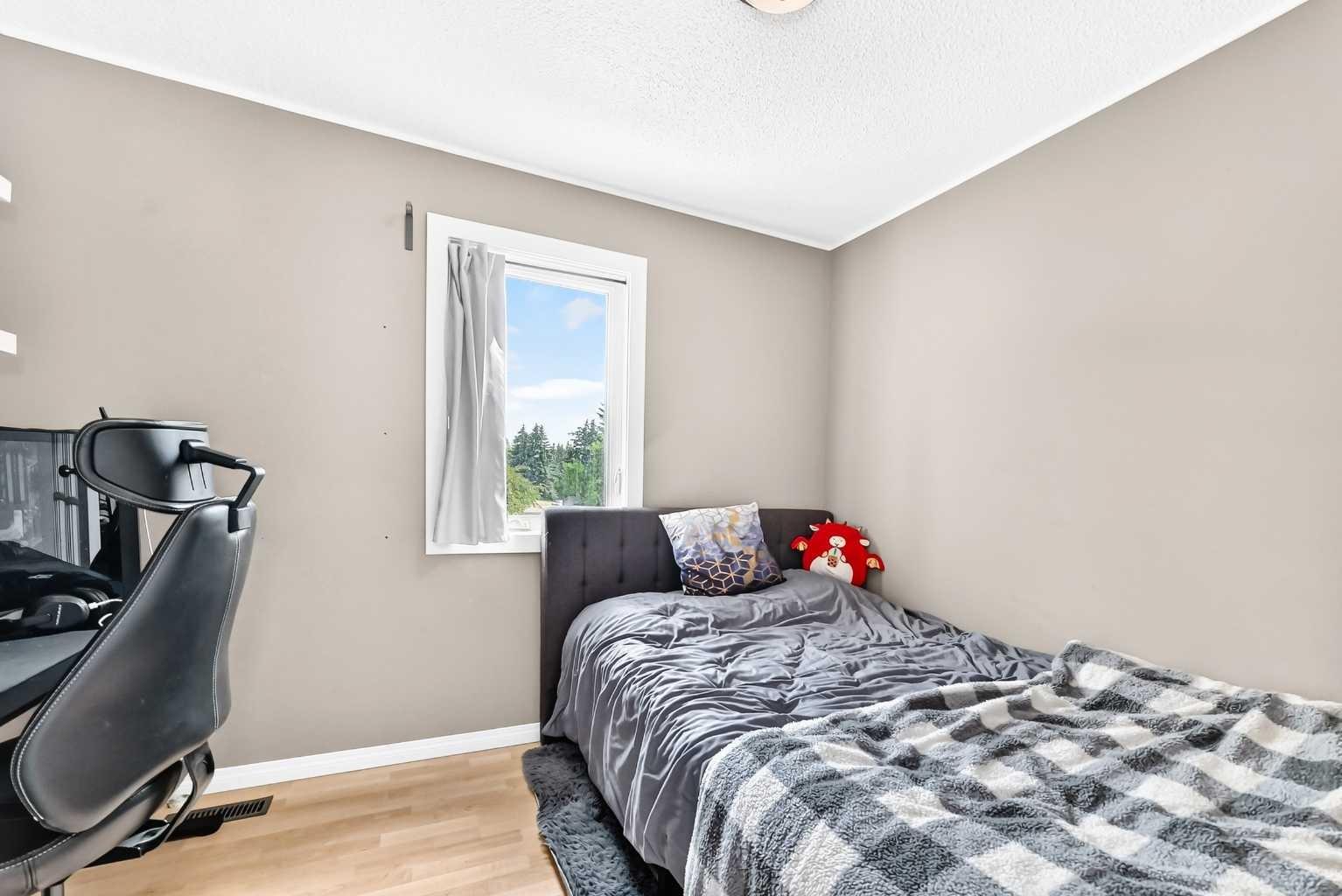 6, 64 woodacres Crescent SW