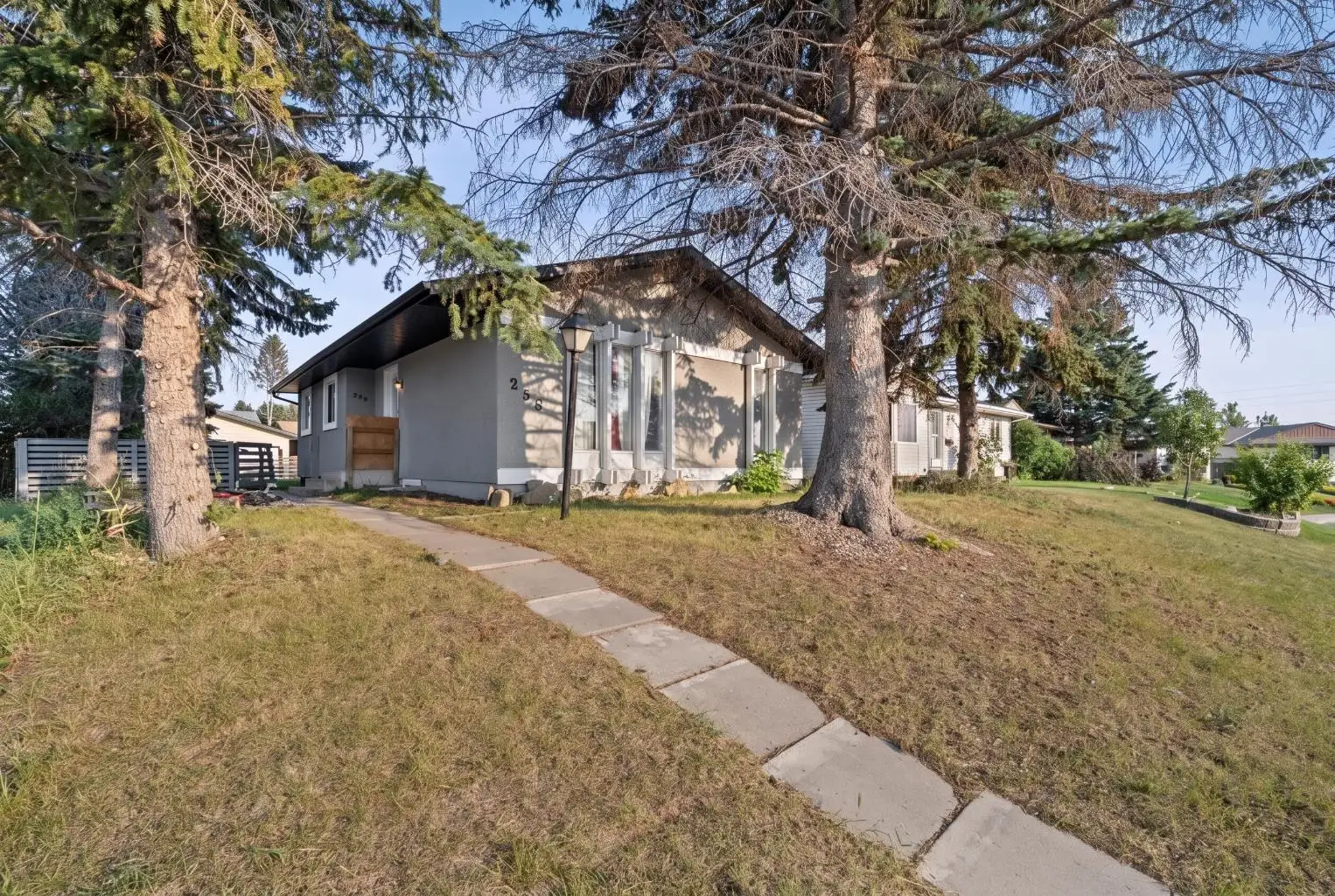 259 Manora Crescent NE