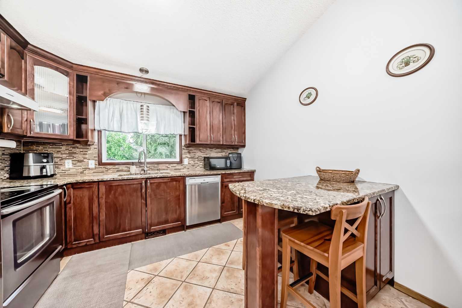16 Martinridge Way NE