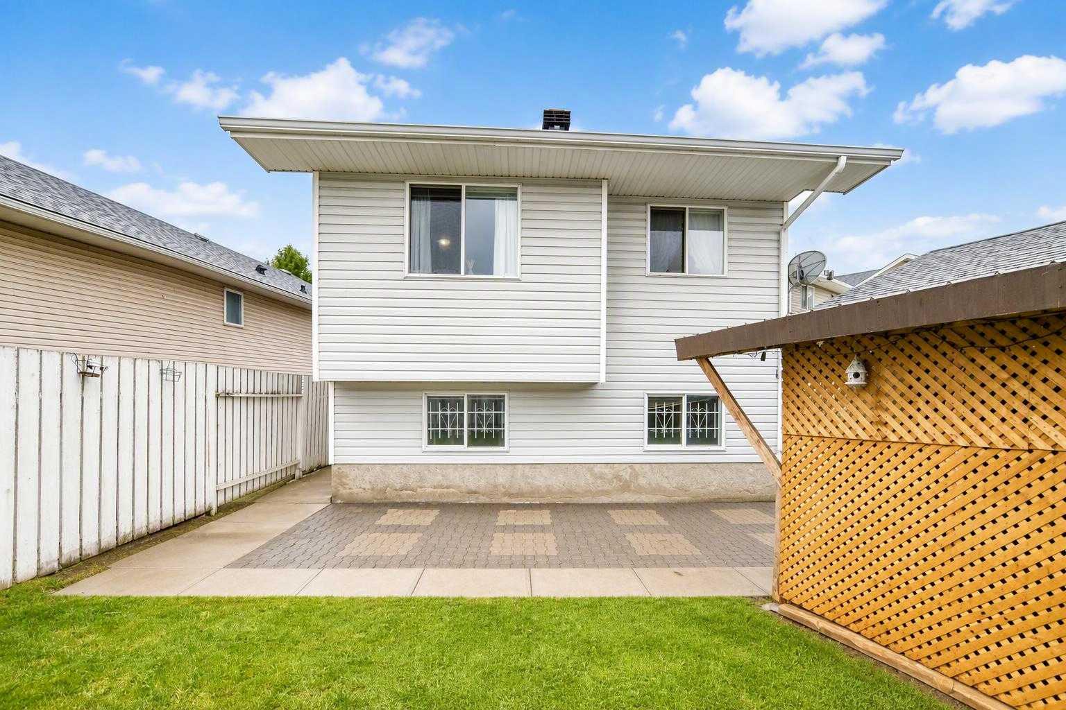 16 Martinridge Way NE