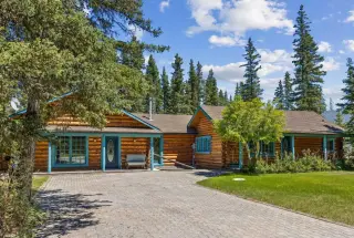 4 Pine Avenue 