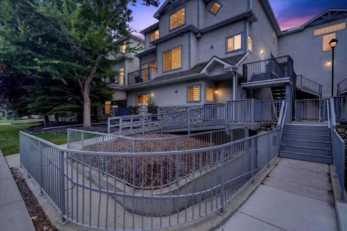 208, 622 56 Avenue SW
