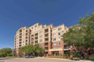 3302, 24 Hemlock Crescent SW