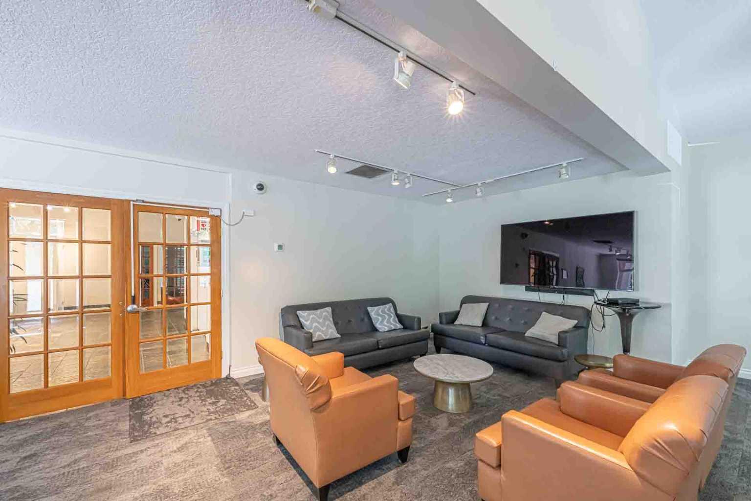 3302, 24 Hemlock Crescent SW