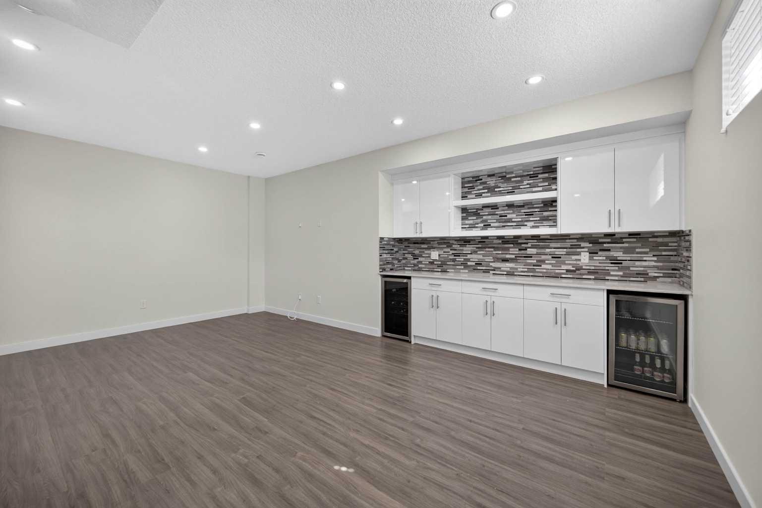 125 Redstone Common NE