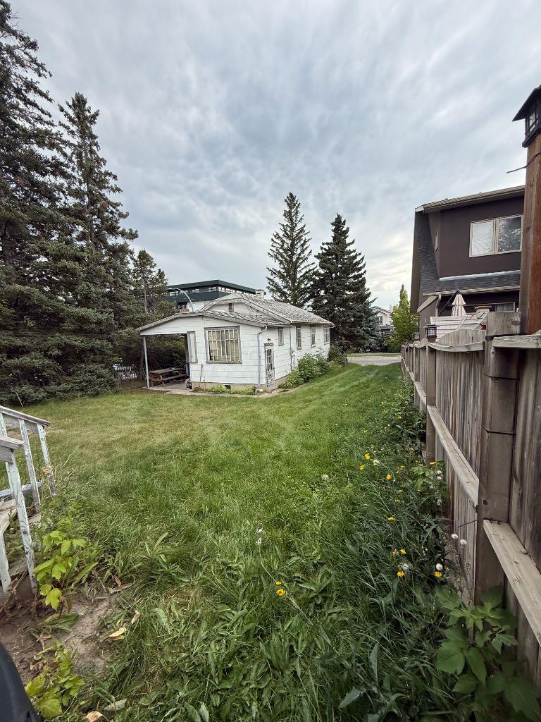 1902 33 Avenue SW