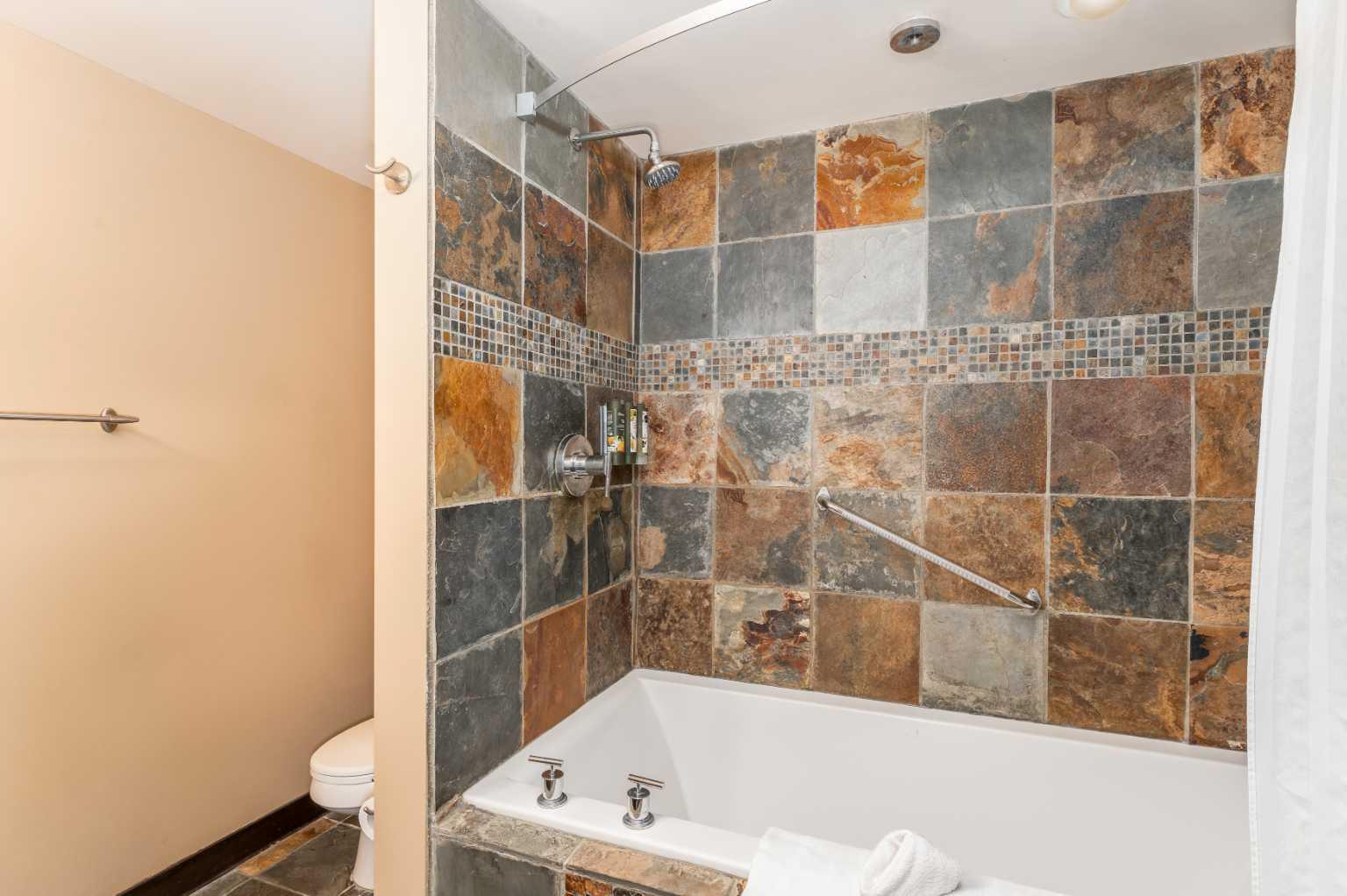 211C, 1818 Mountain Avenue 