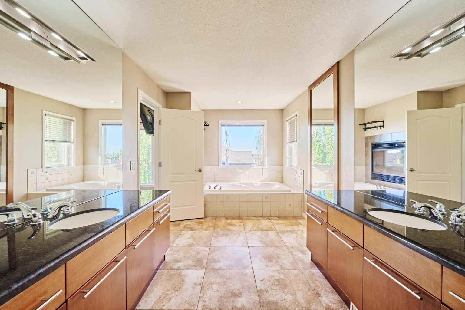 32 Evercreek Bluffs Crescent SW