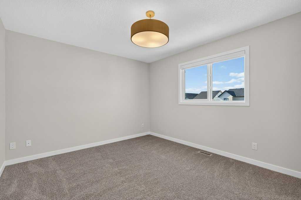 18 Chinook Winds Court SW