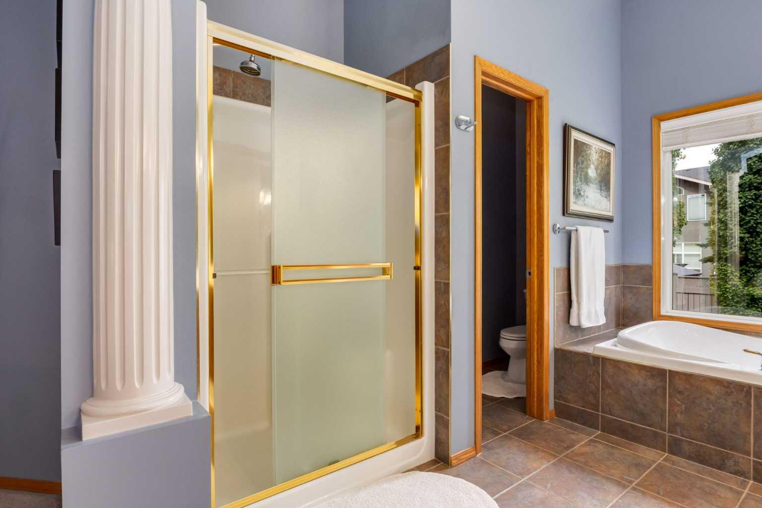 133 Strathlea Court SW
