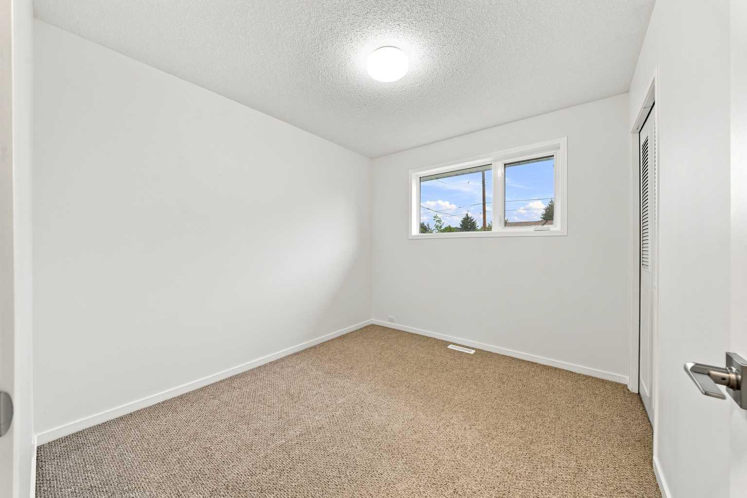 248 Huntcroft Road NE