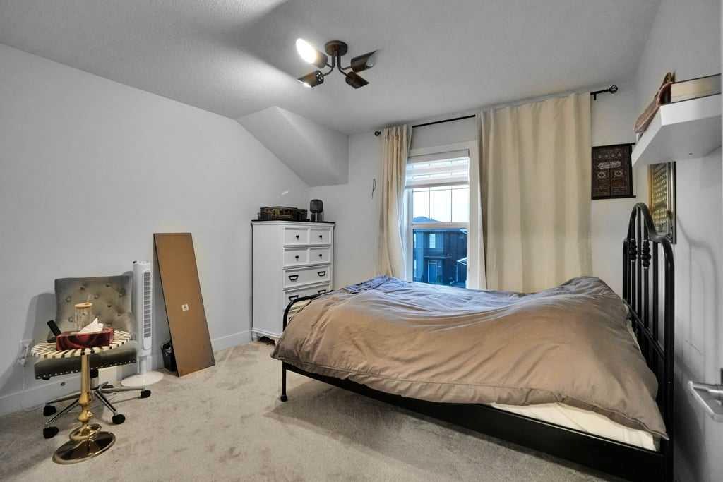 145 Corner Meadows Way NE