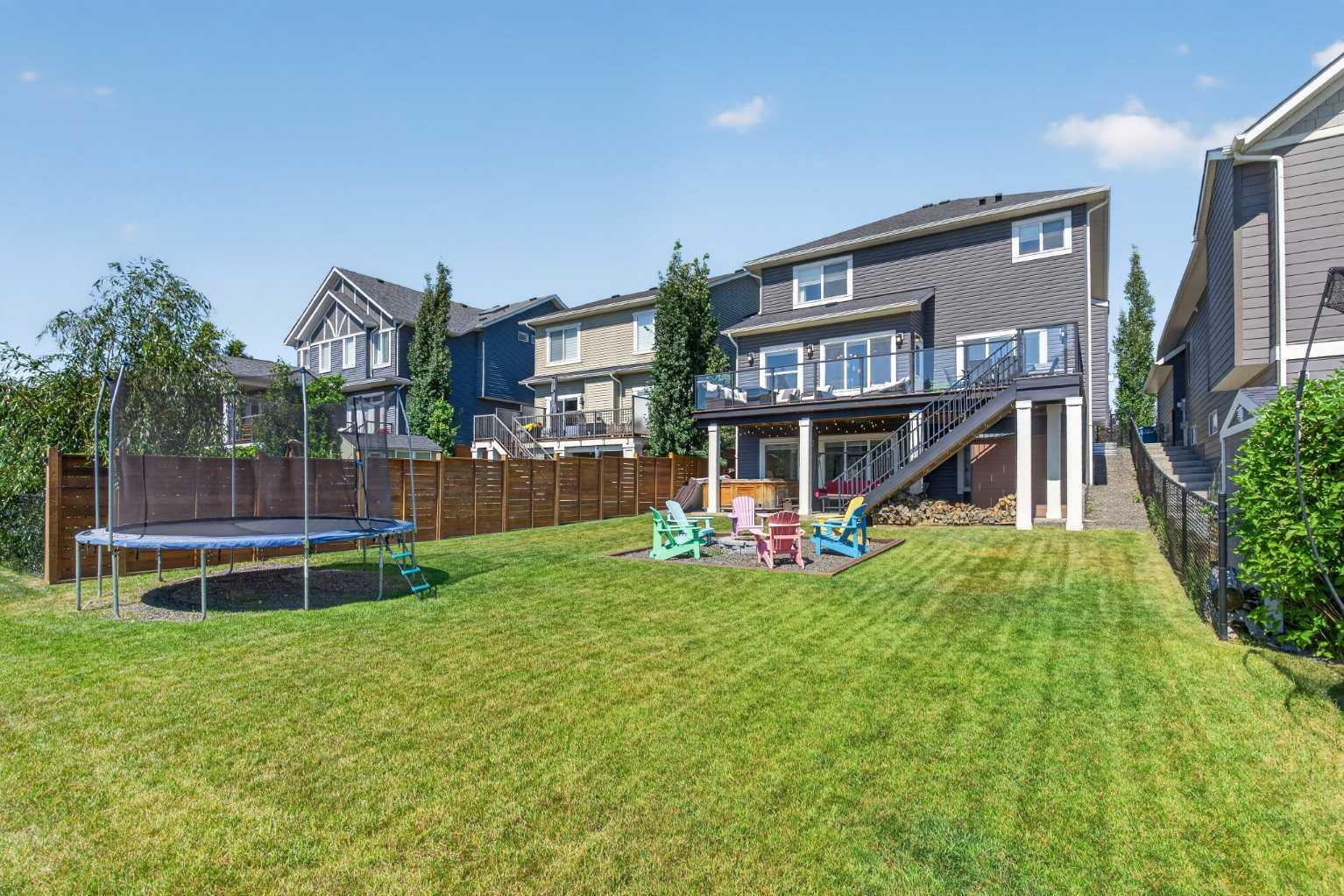 325 Bayside Crescent SW