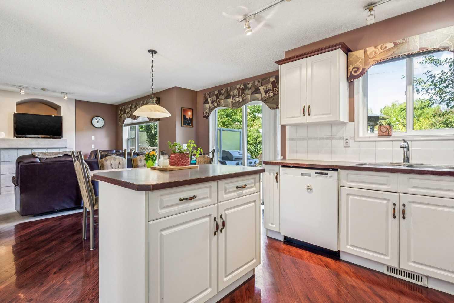 40 Country Hills Bay NW