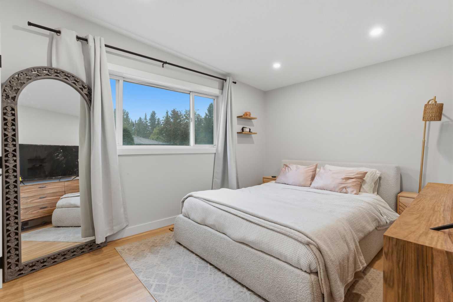 5316 La Salle Crescent SW