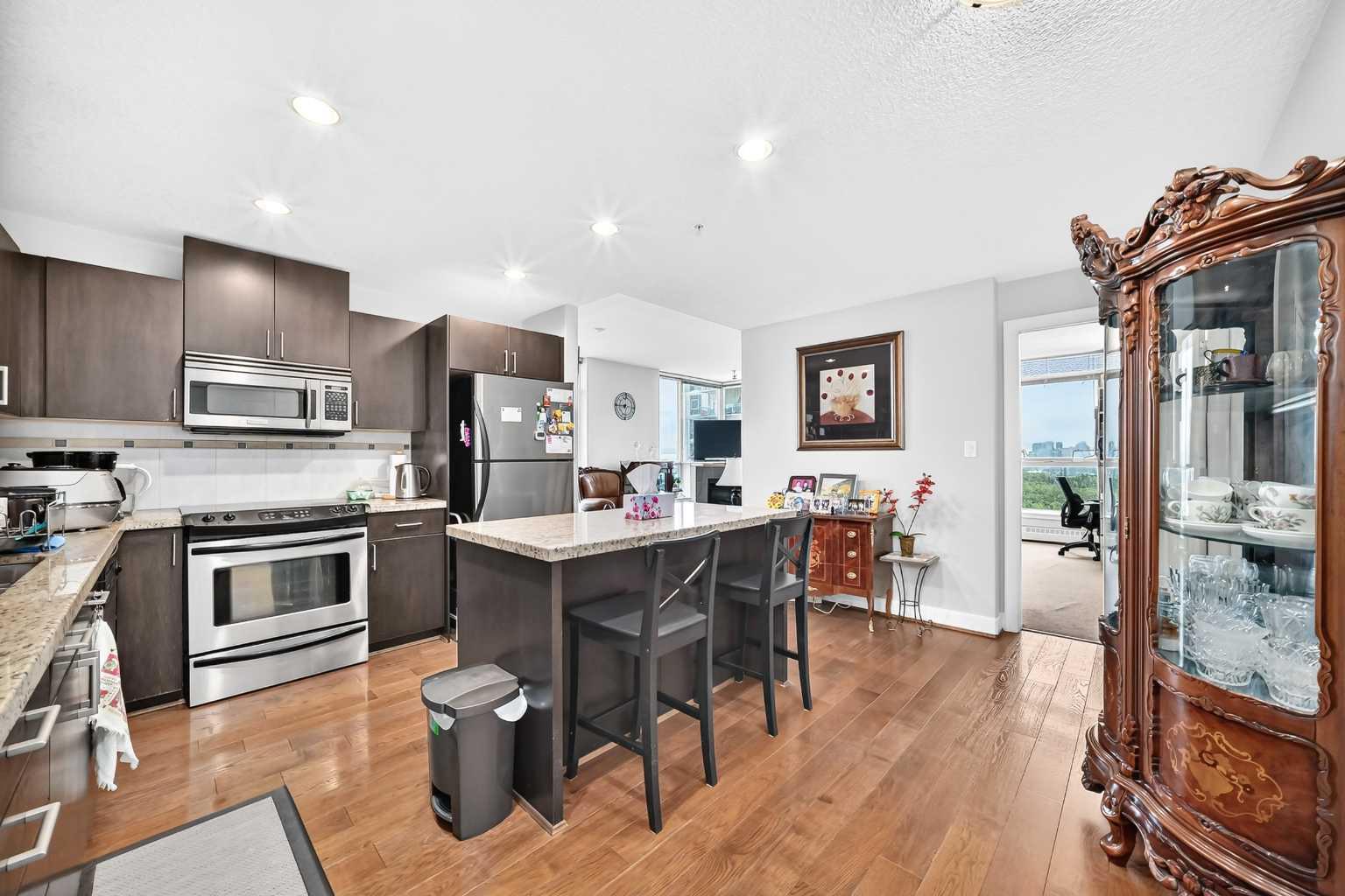 1207, 77 Spruce Place SW