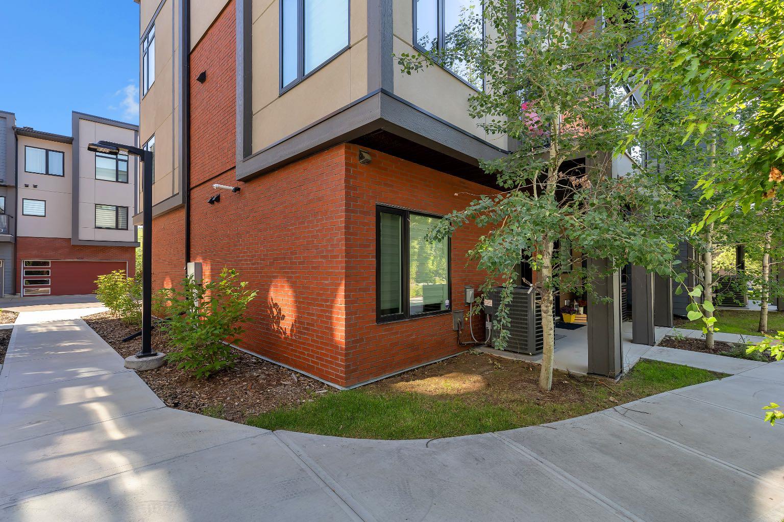 213 Greenbriar Common NW