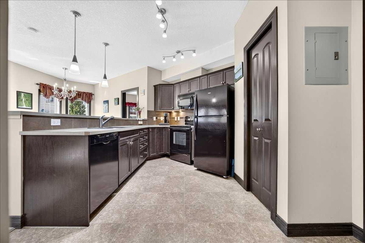 218, 30 Royal Oak Plaza NW