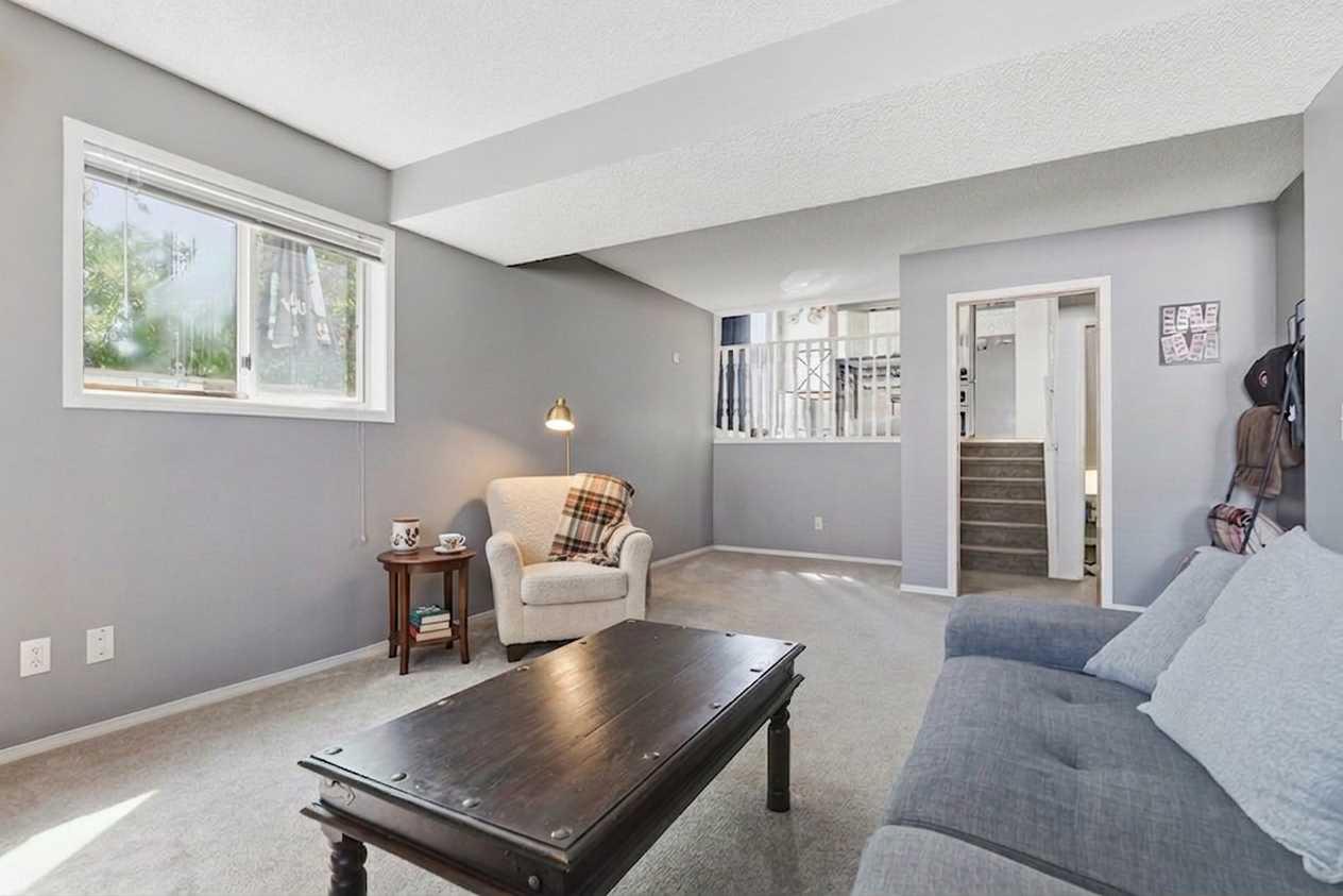 271 Erin Meadow Close SE
