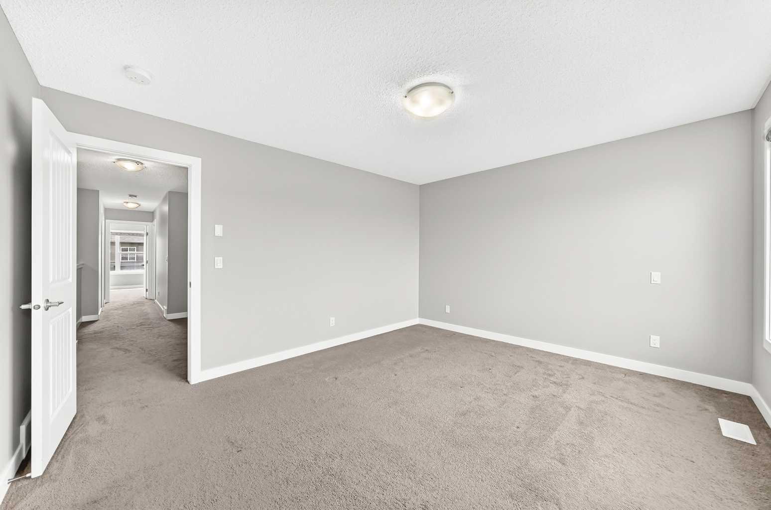 176 SAVANNA Lane NE