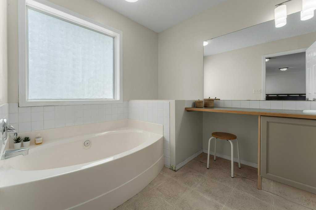 393 Inverness Park SE
