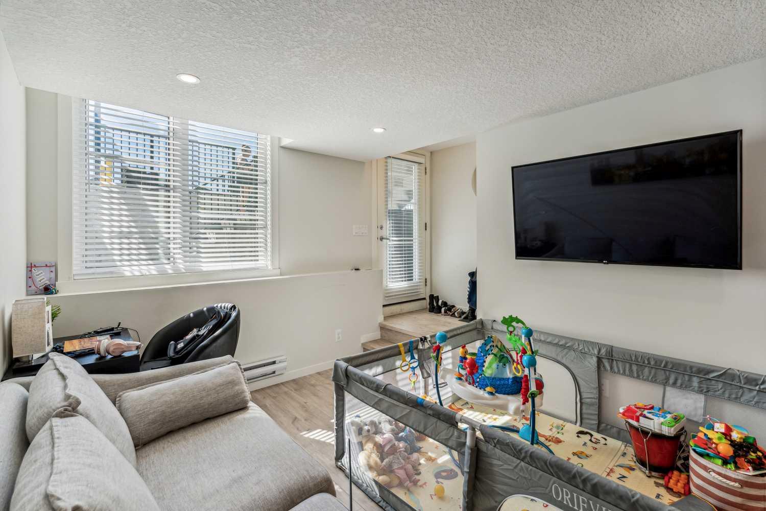 312, 260 Rowley Way NW