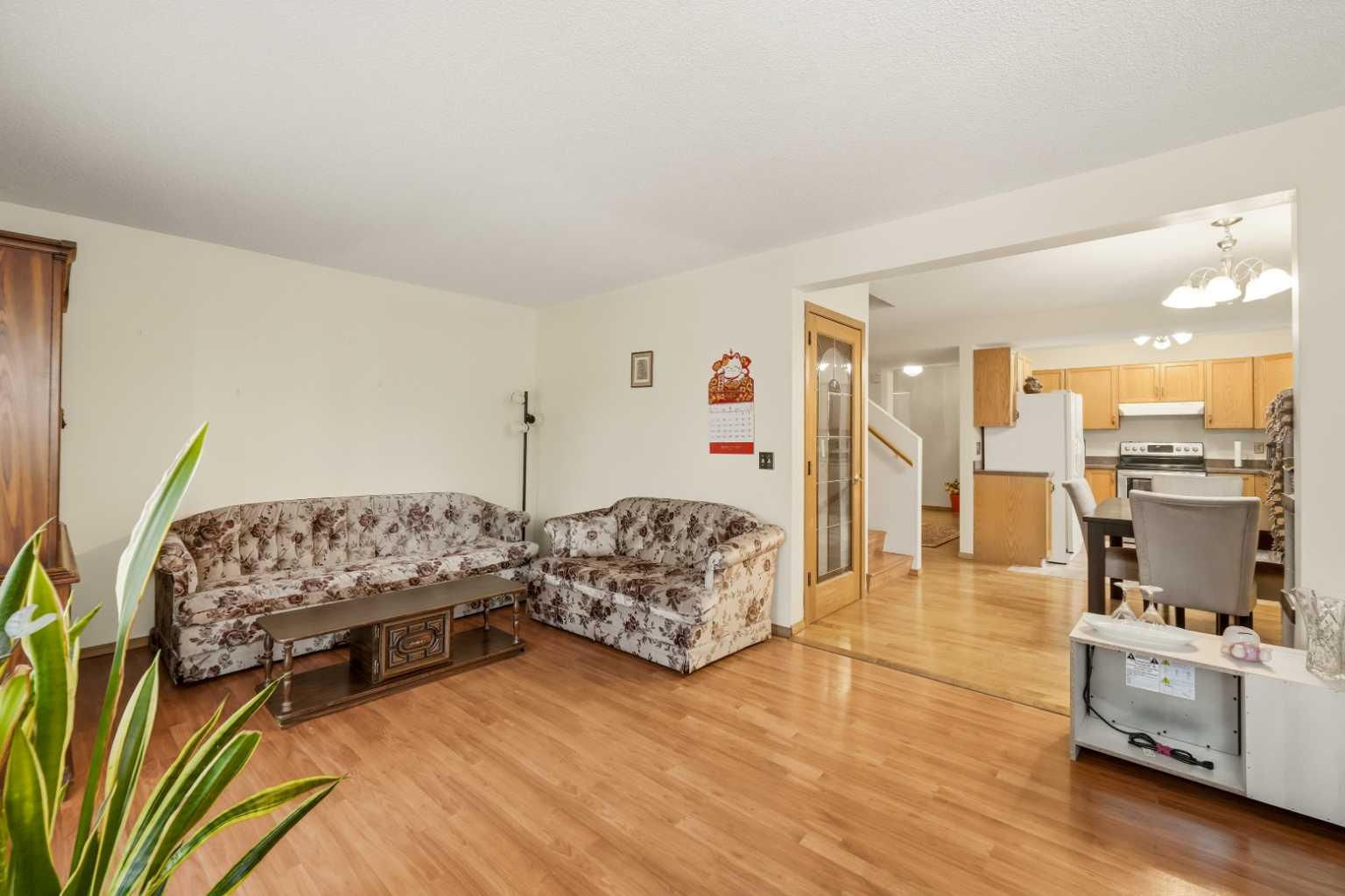 28 Martinglen Way NE