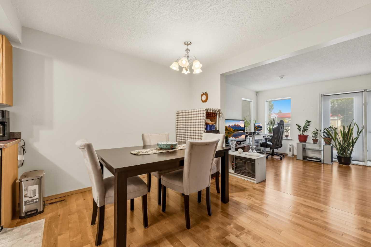 28 Martinglen Way NE