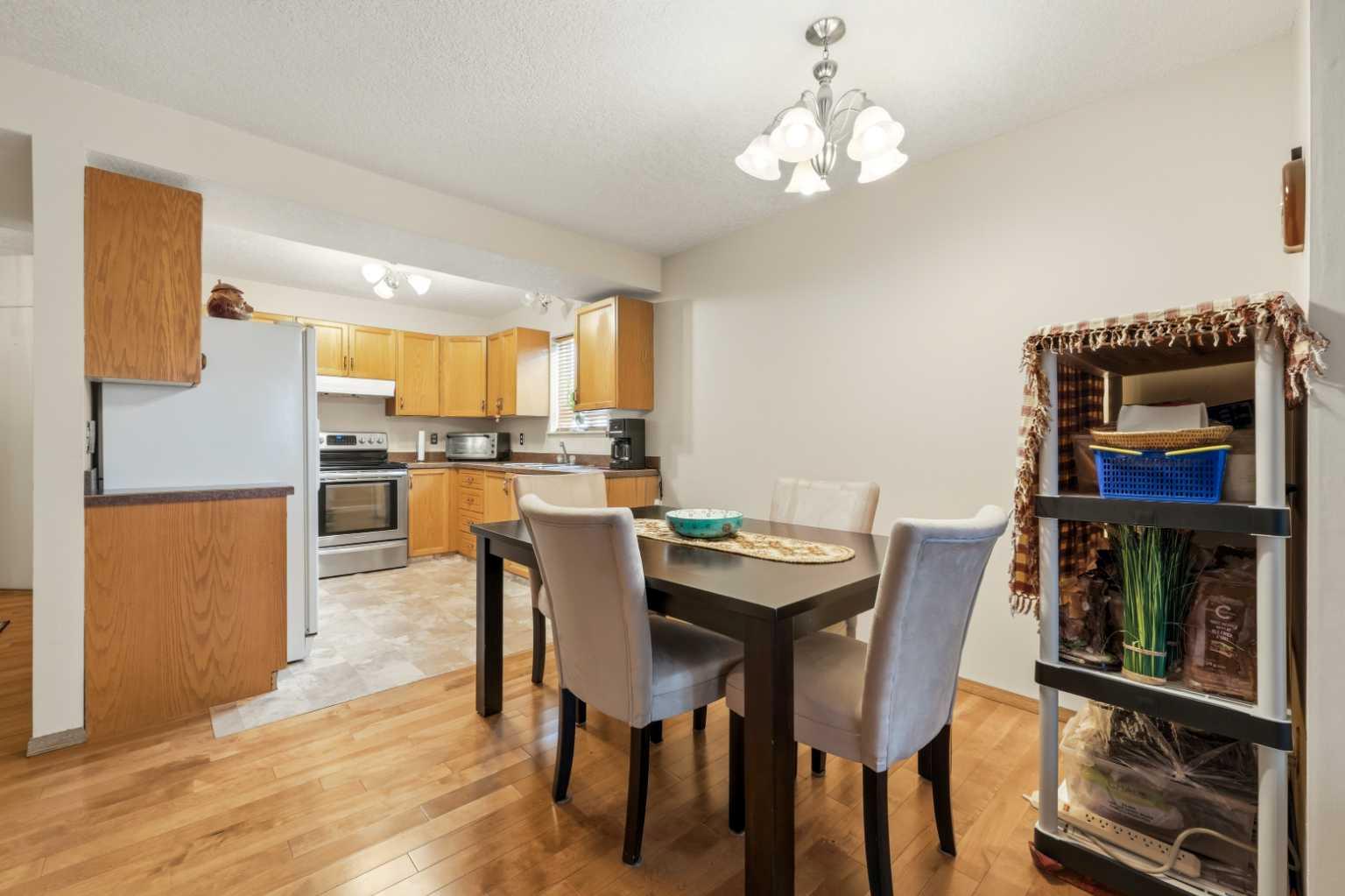 28 Martinglen Way NE