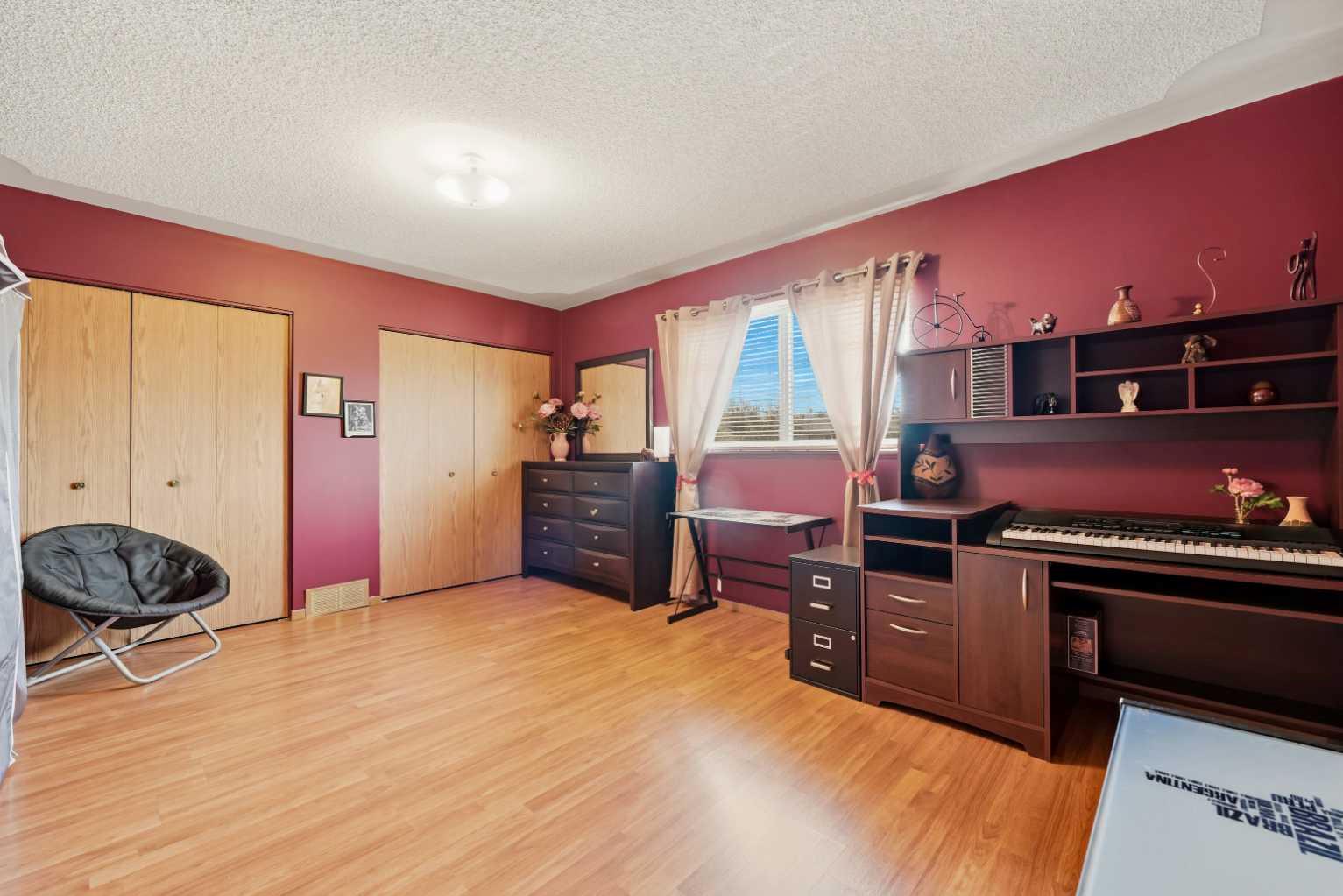 28 Martinglen Way NE