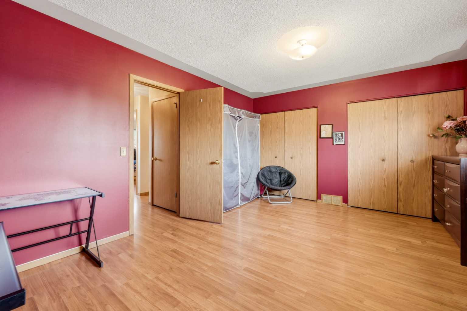 28 Martinglen Way NE