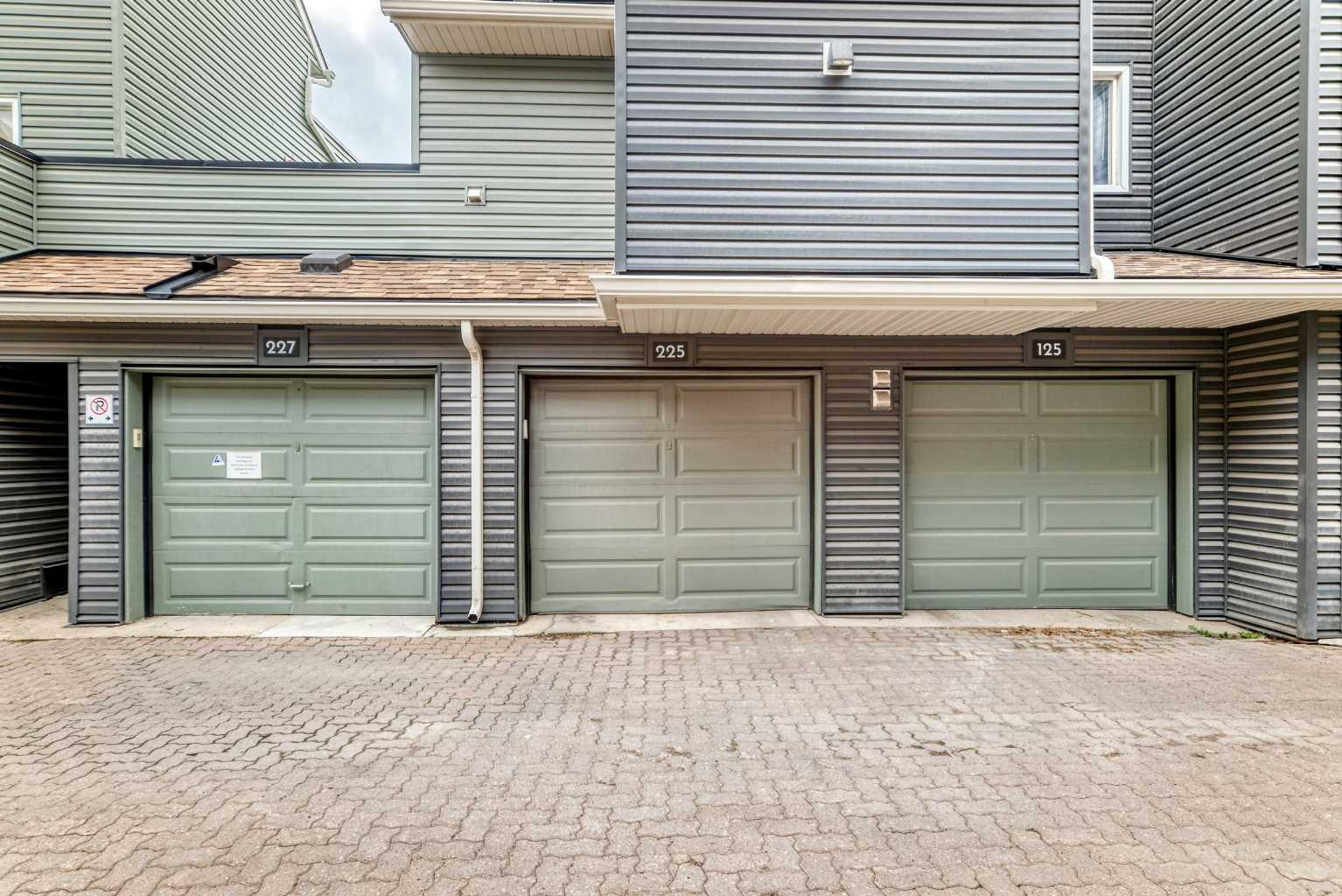 225, 33 Glamis Green SW