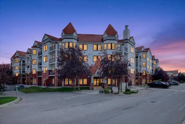 226, 20 Royal Oak Plaza NW