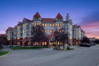 226, 20 Royal Oak Plaza NW