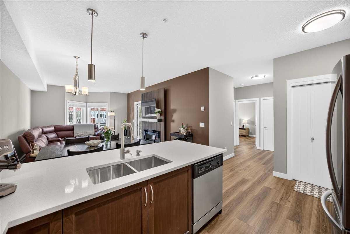 226, 20 Royal Oak Plaza NW