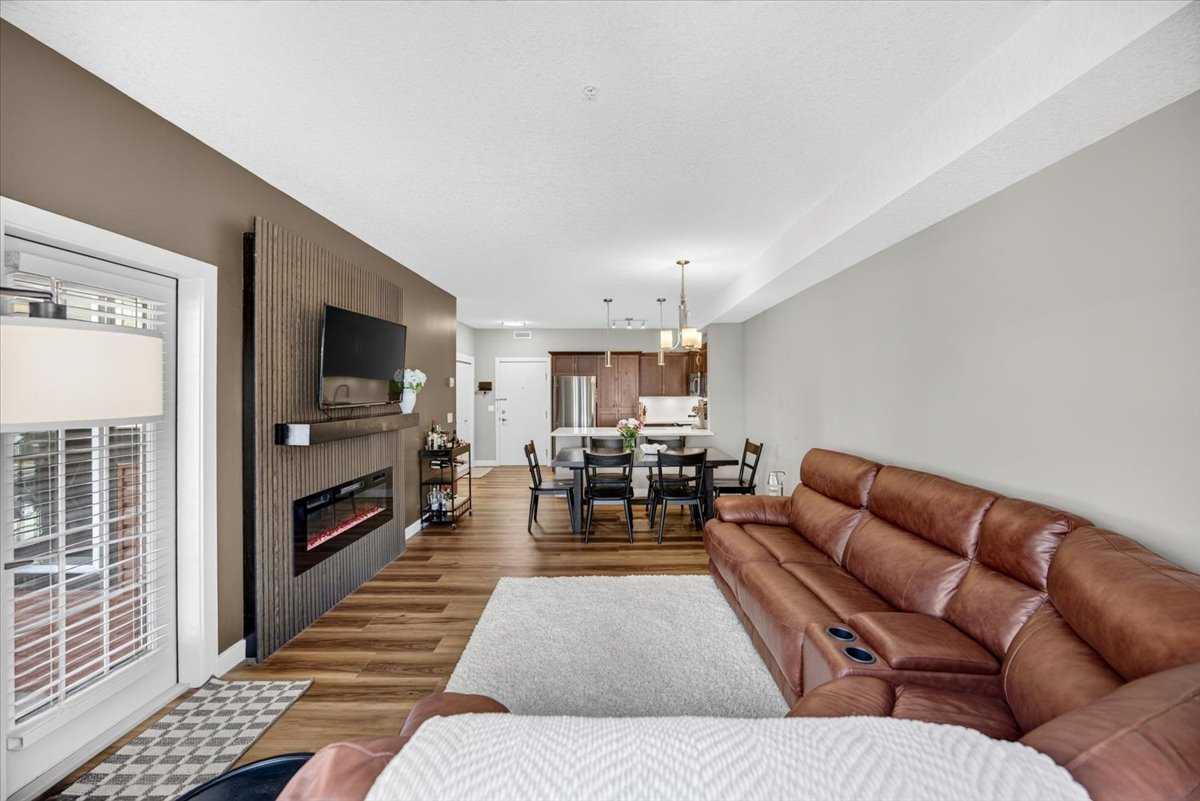 226, 20 Royal Oak Plaza NW