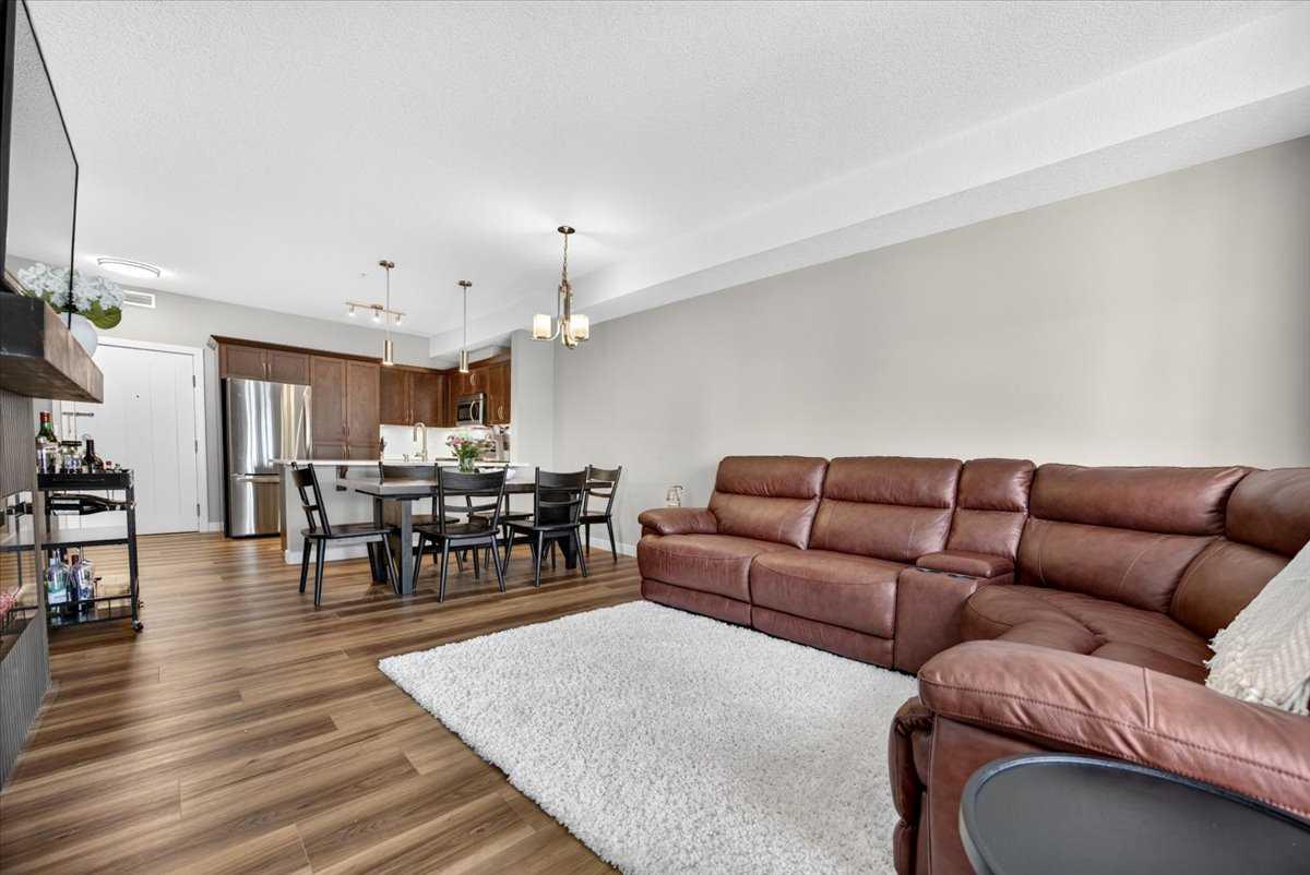 226, 20 Royal Oak Plaza NW