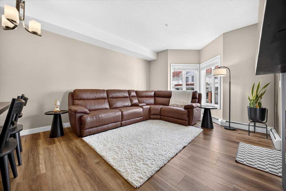 226, 20 Royal Oak Plaza NW
