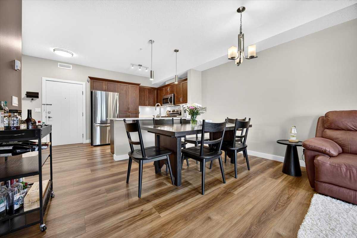226, 20 Royal Oak Plaza NW