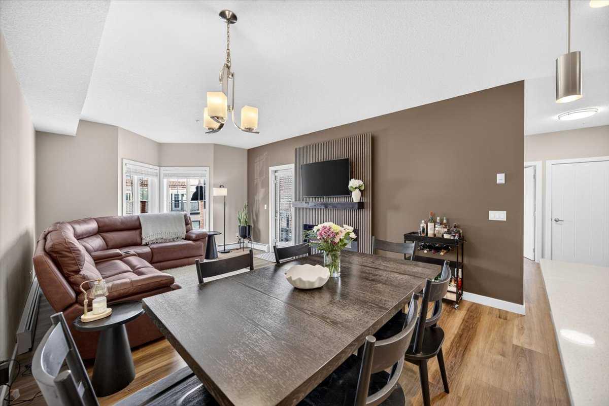 226, 20 Royal Oak Plaza NW
