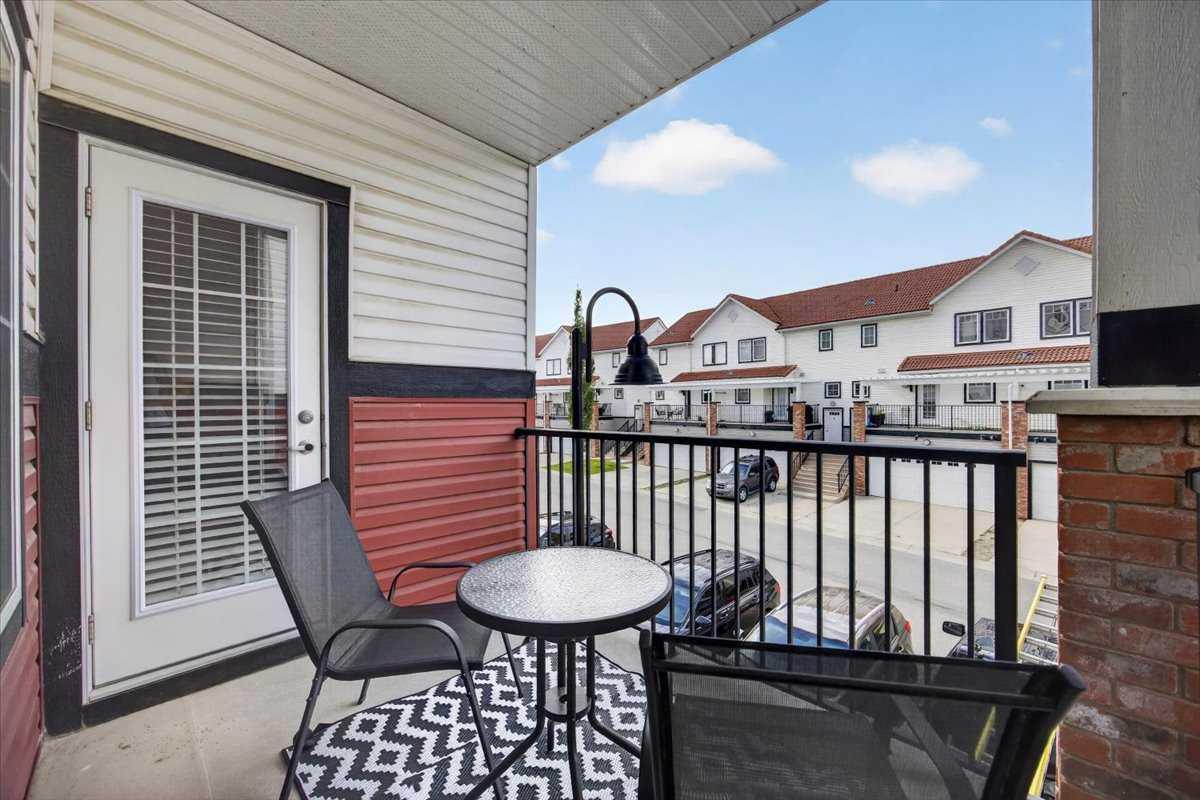 226, 20 Royal Oak Plaza NW