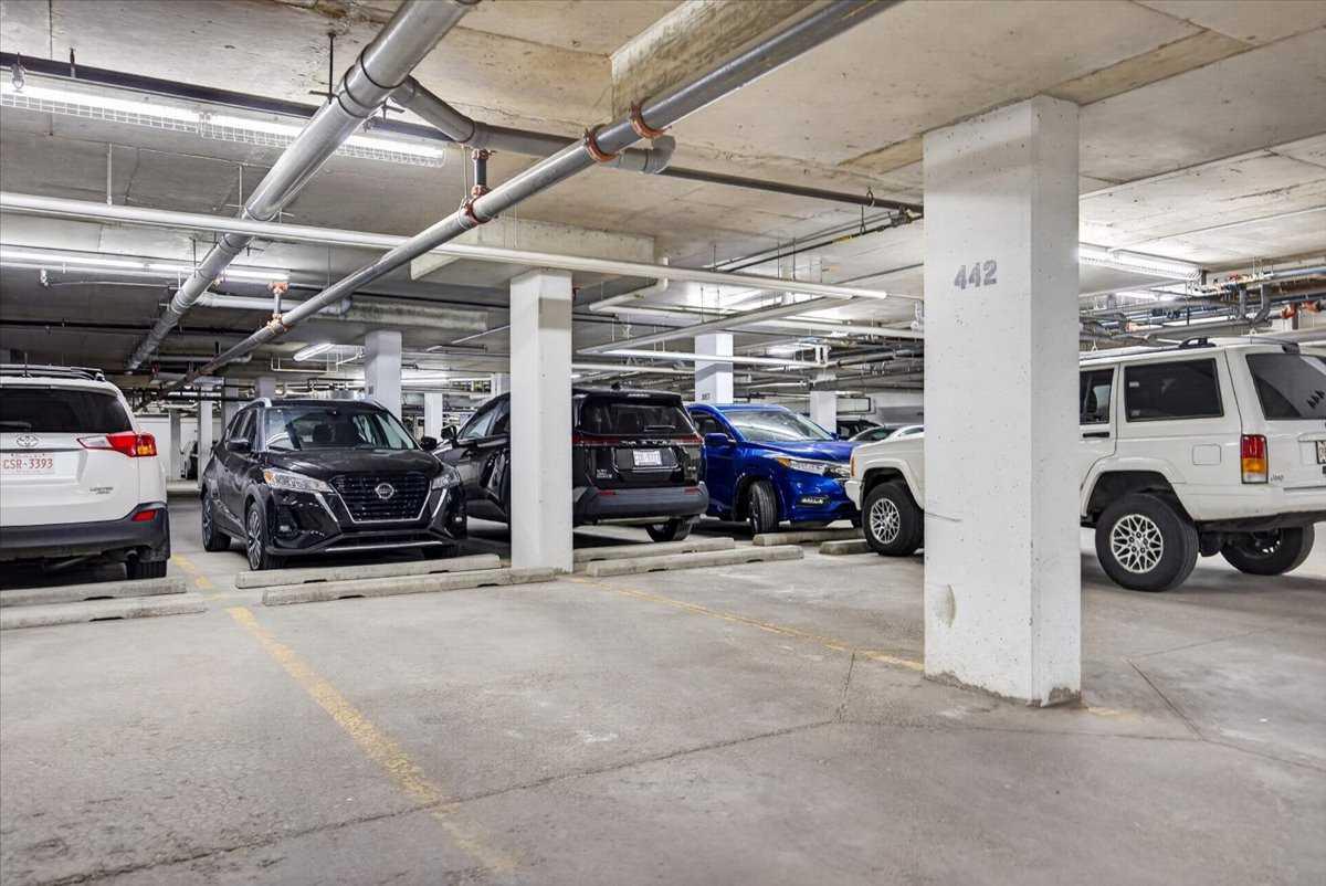 226, 20 Royal Oak Plaza NW
