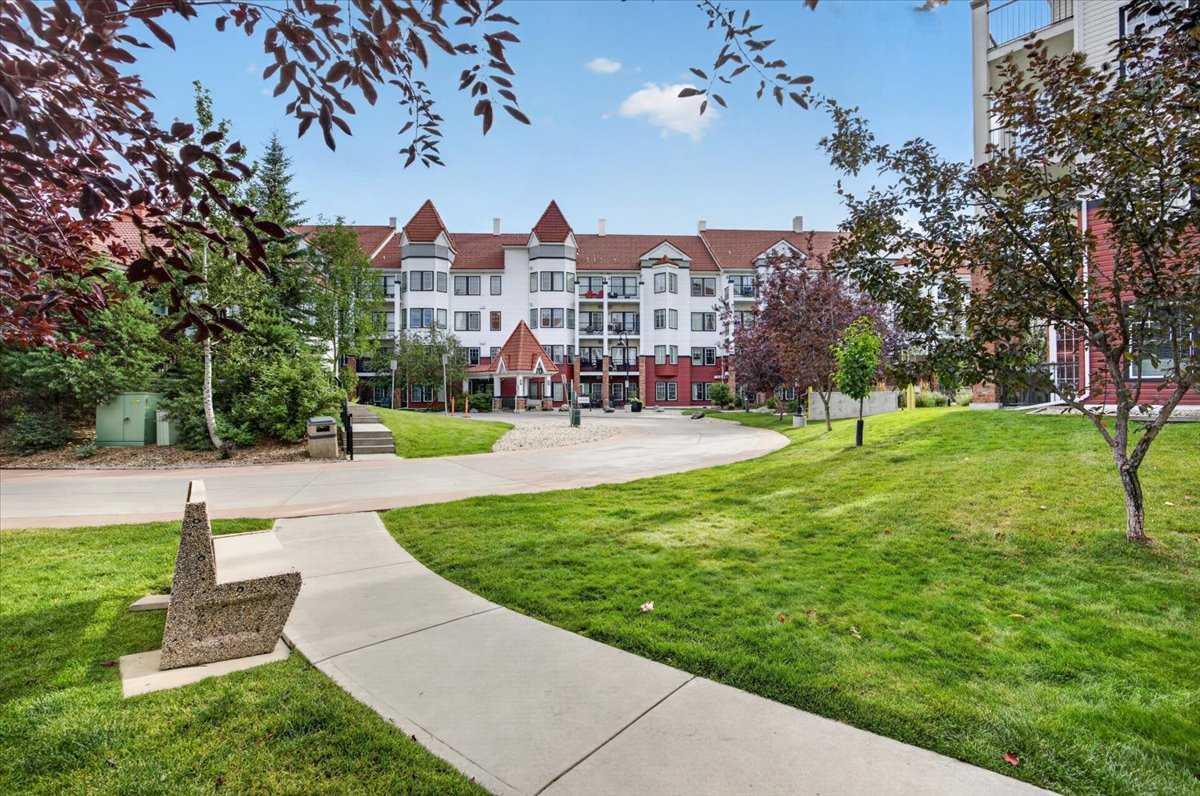 226, 20 Royal Oak Plaza NW