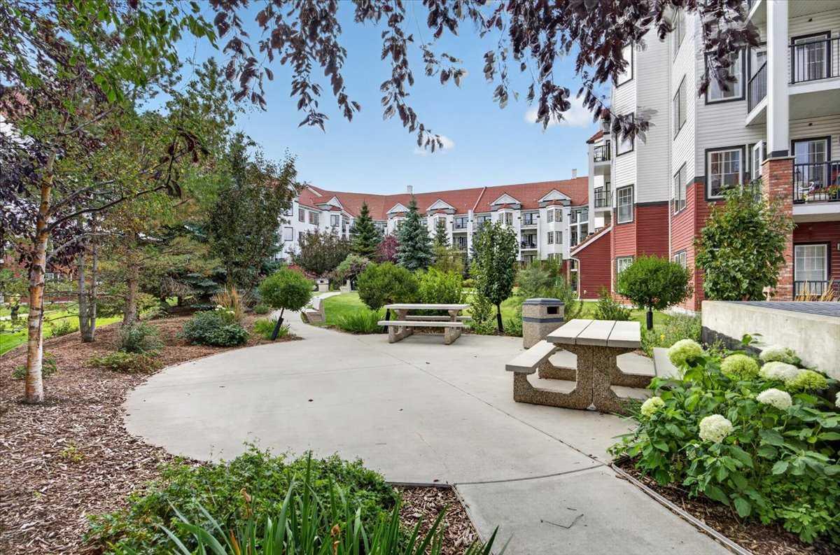 226, 20 Royal Oak Plaza NW