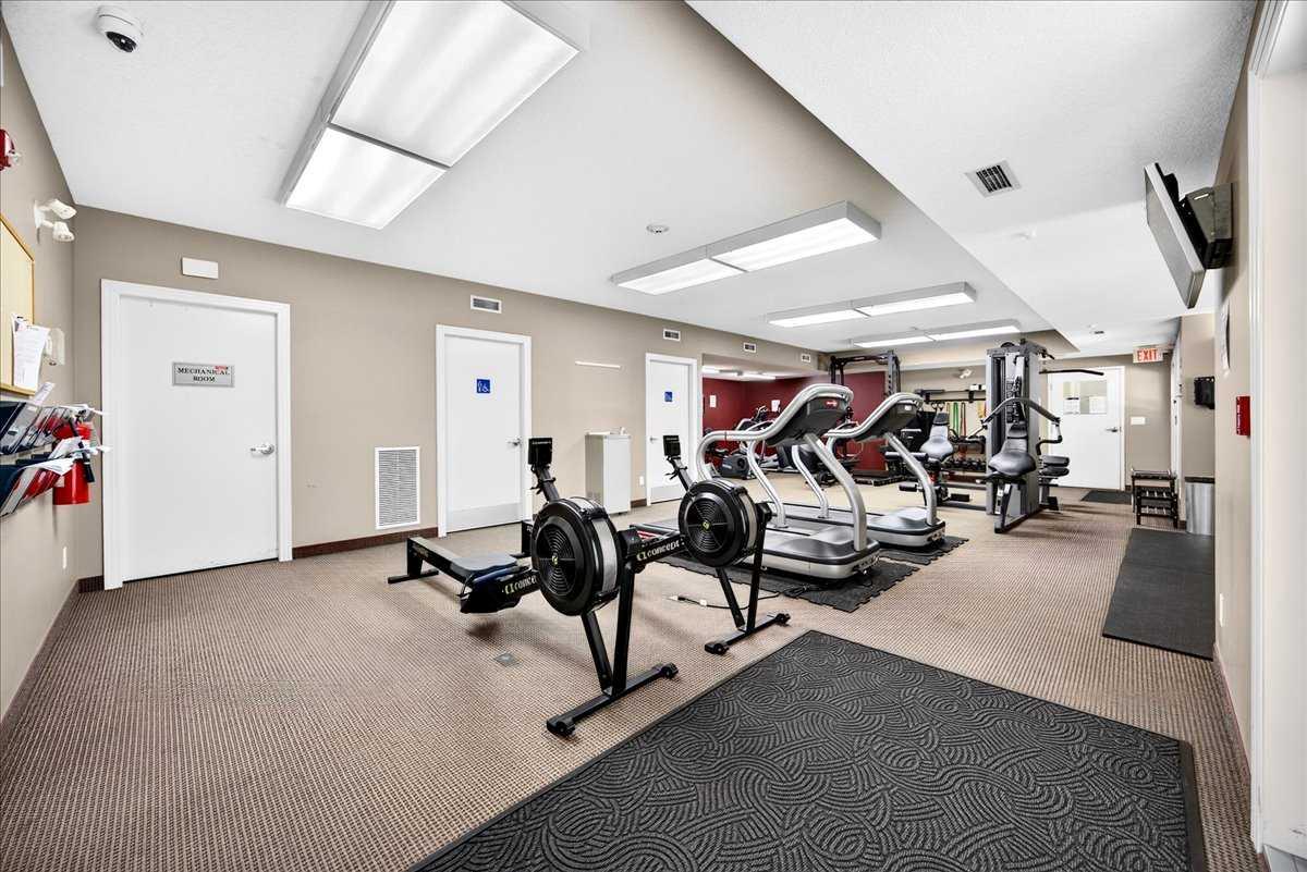 226, 20 Royal Oak Plaza NW