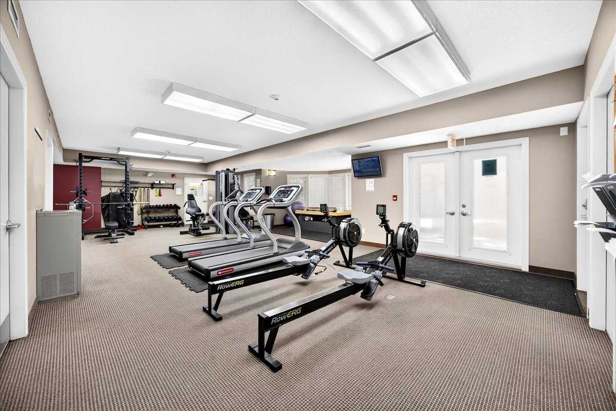 226, 20 Royal Oak Plaza NW