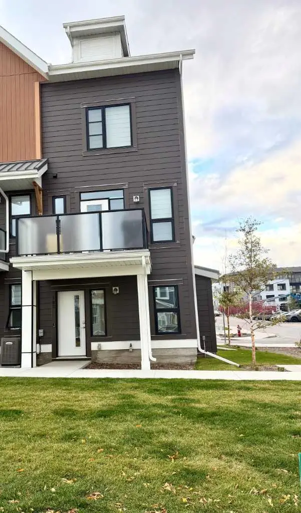 102 livingston Common NE