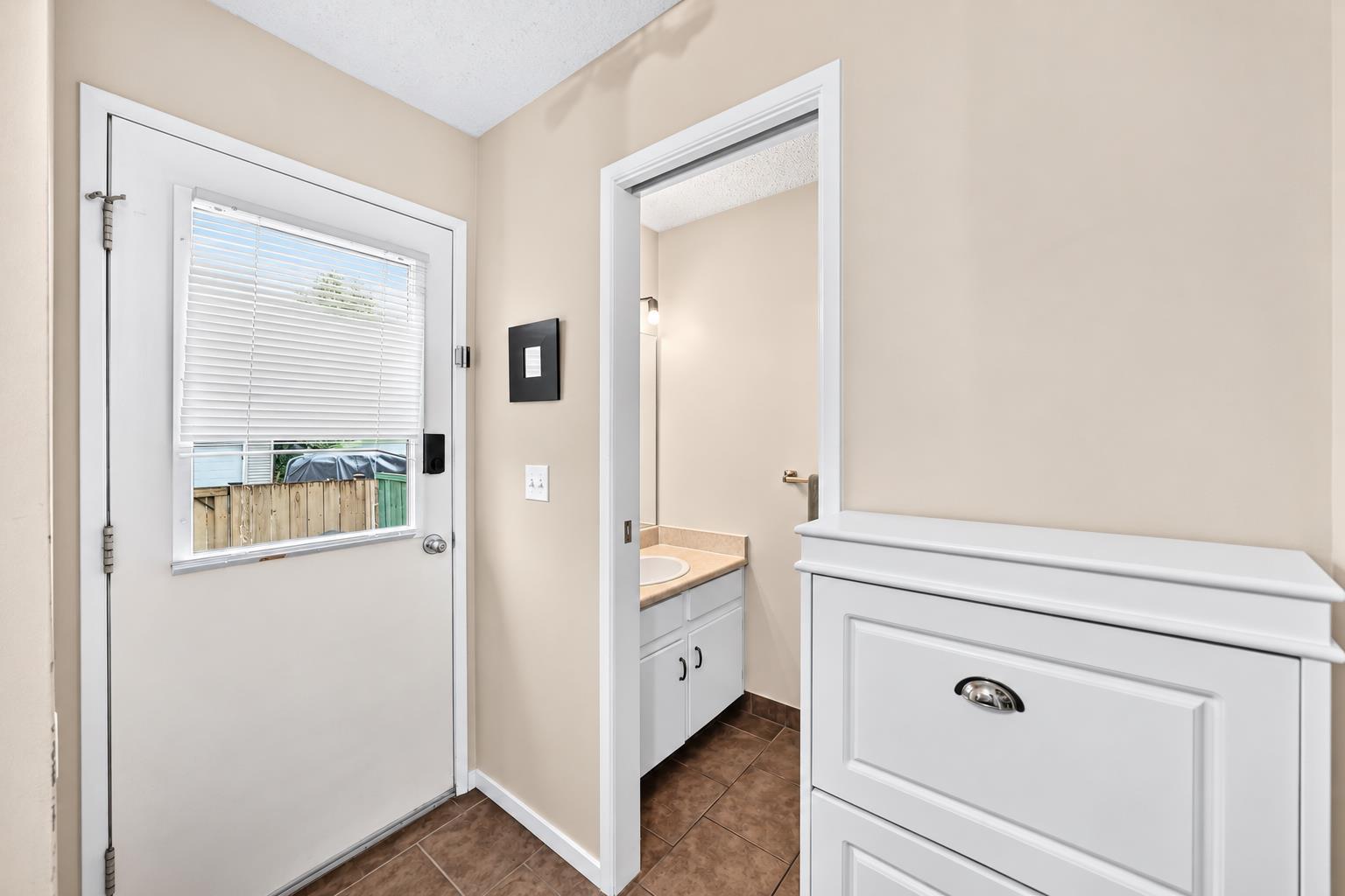 111 Midbend Place SE