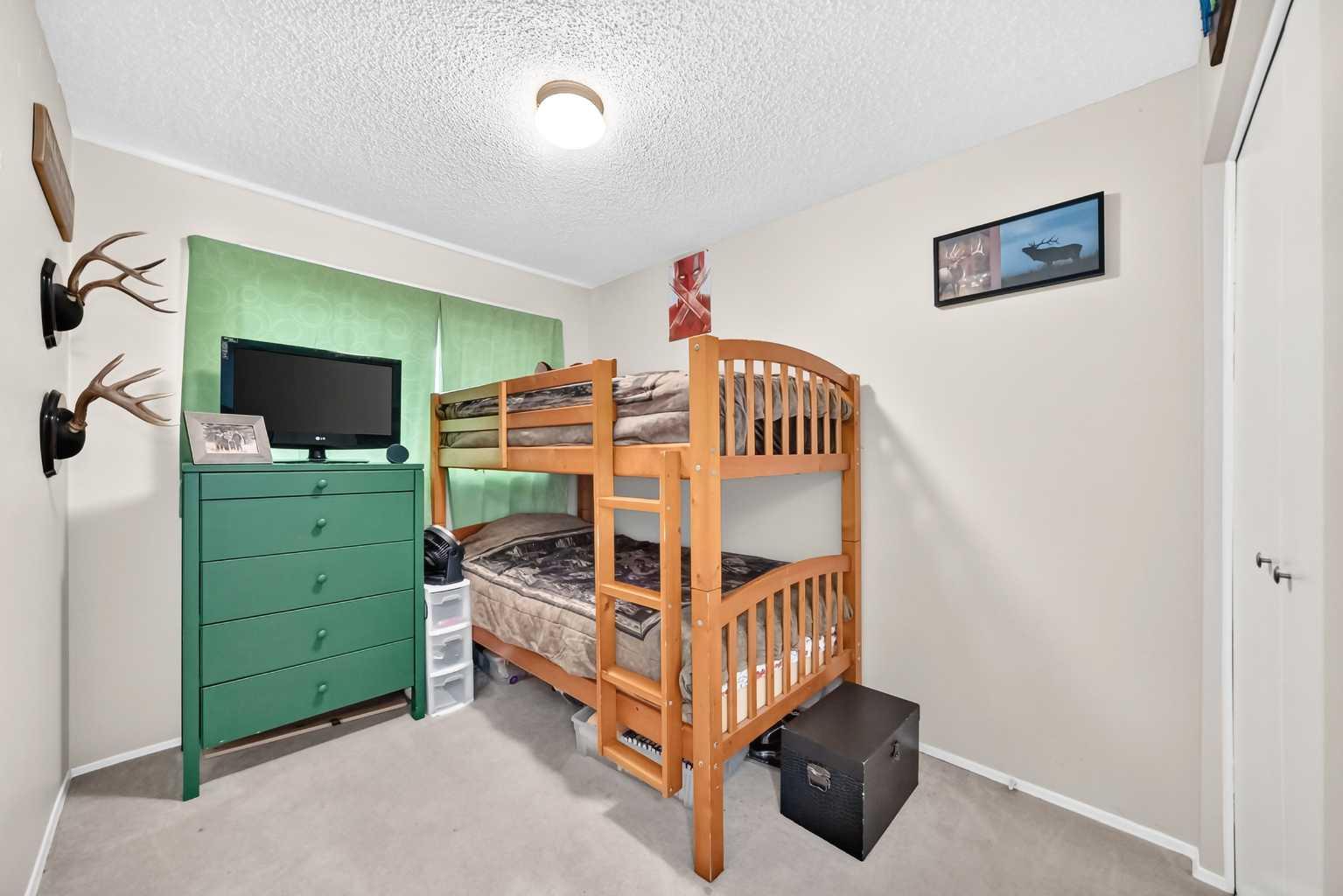 111 Midbend Place SE